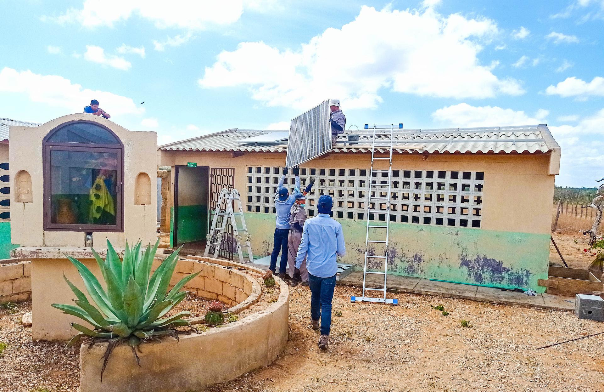 Instalan sistema fotovoltaico al Centro Etnoeducativo Nuestra Señora de Carmen de Kuisa, Uribia