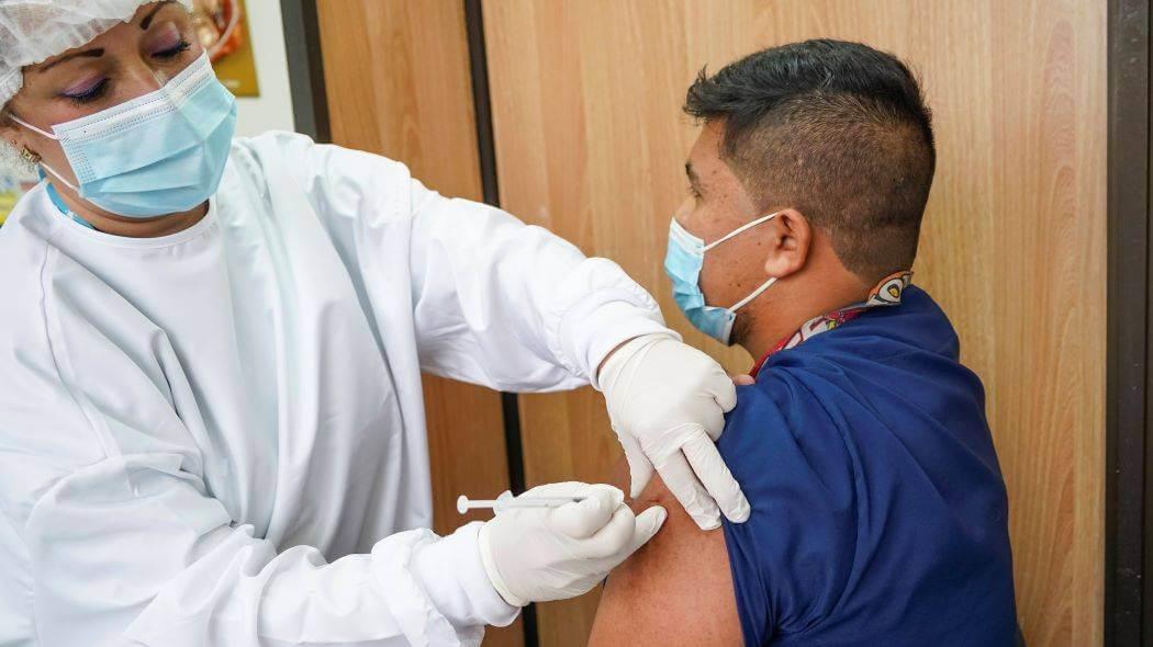 Piden aplicar tercera dosis anticovid a personal de la salud