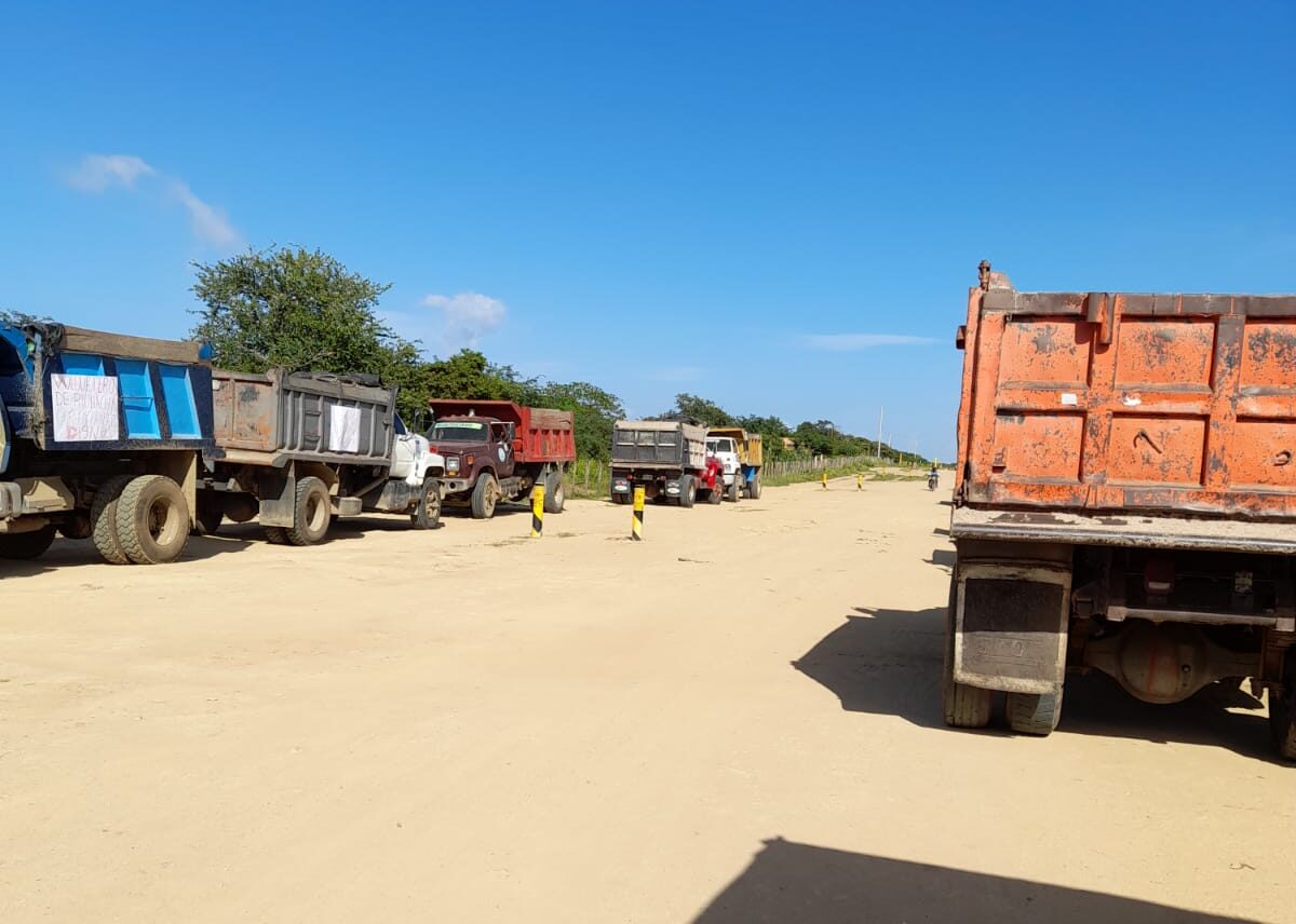Volqueteros de Riohacha protestan para exigir ser tenidos en cuenta en construcción de la nueva cárcel