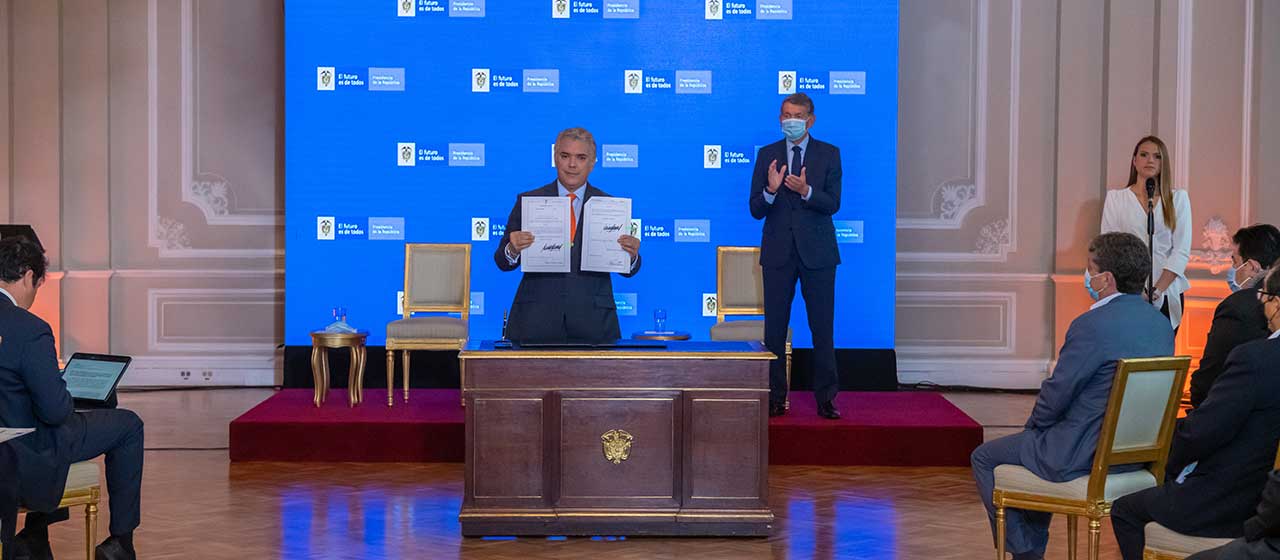 Duque firma decreto que define aumento del salario mínimo