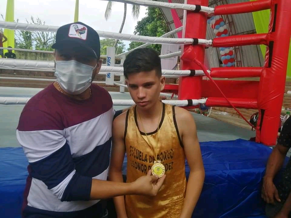 Joven migrante busca apoyo para su carrera como boxeador, en Barranquilla