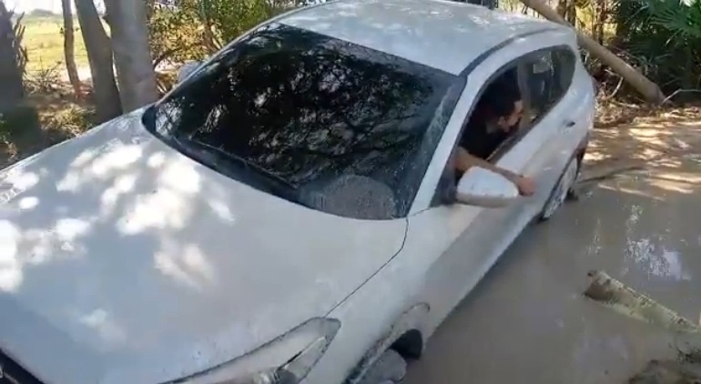 Carro donde viajaba obispo de Valledupar se hunde en un hueco, en San Juan del Cesar