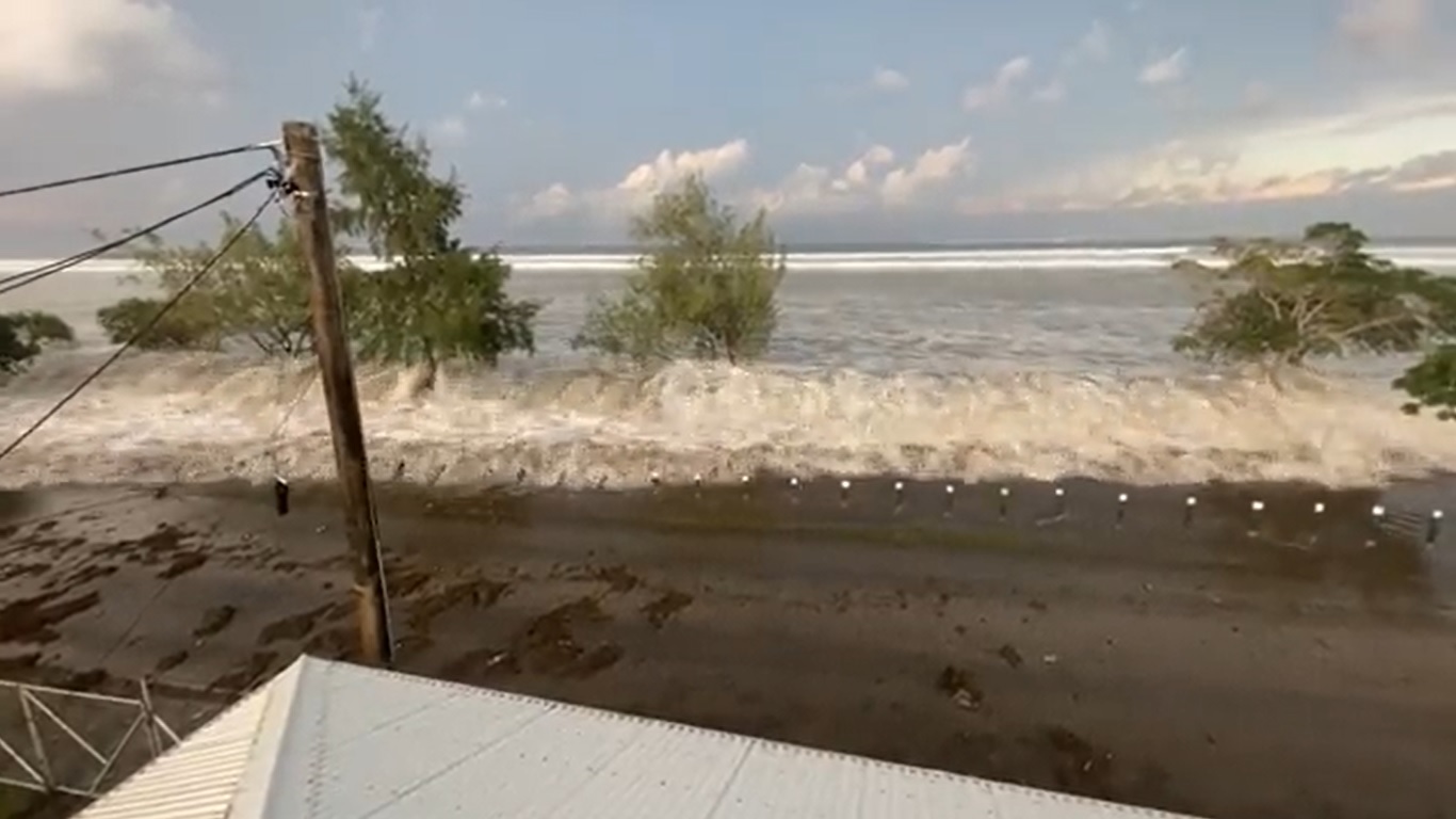 Erupción volcánica submarina provoca tsunami en el océano Pacífico