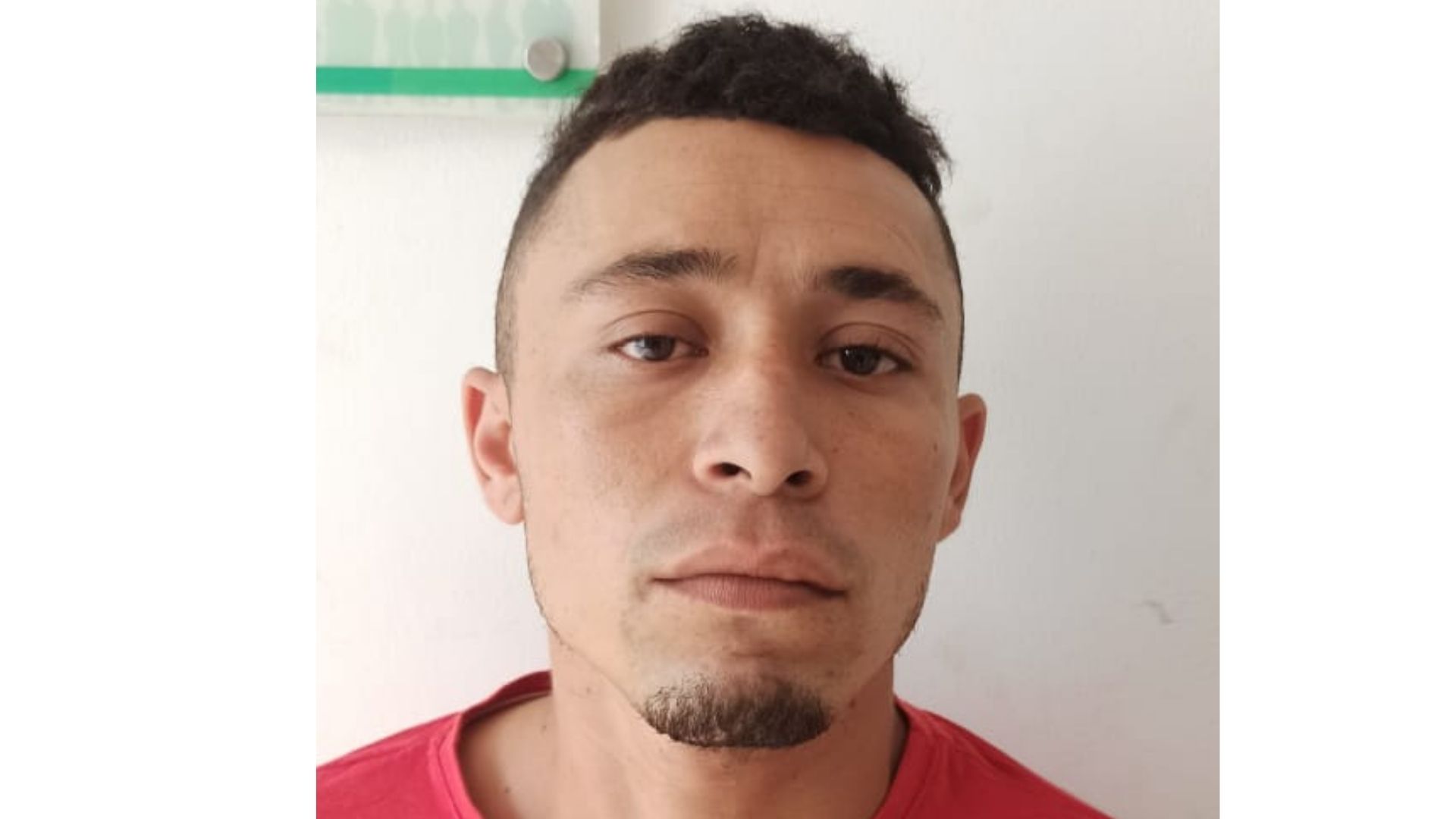 Asesinado a tiros cuando departía en una vivienda