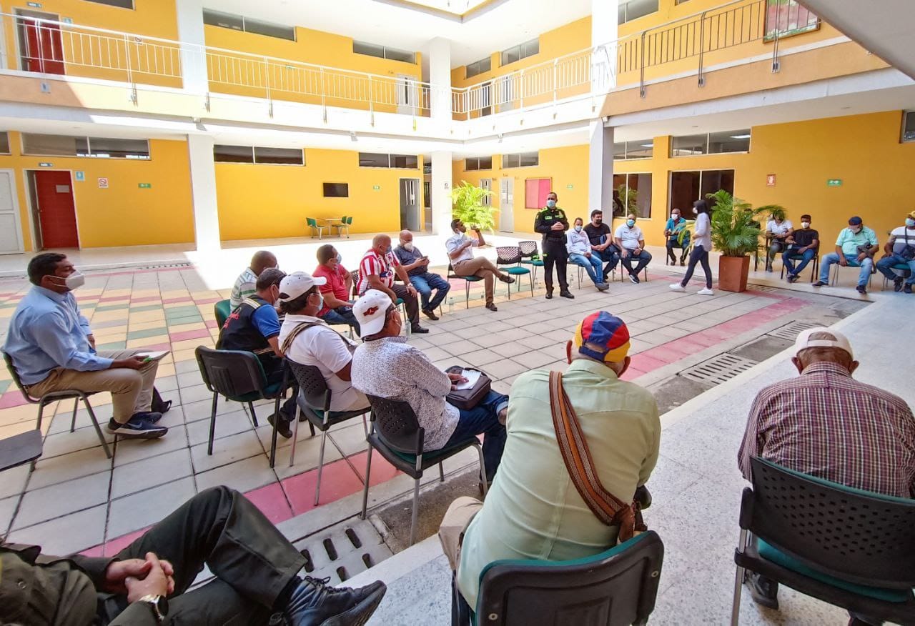 Continúa el paro pero permitirán el paso de vehículos con intermitencia