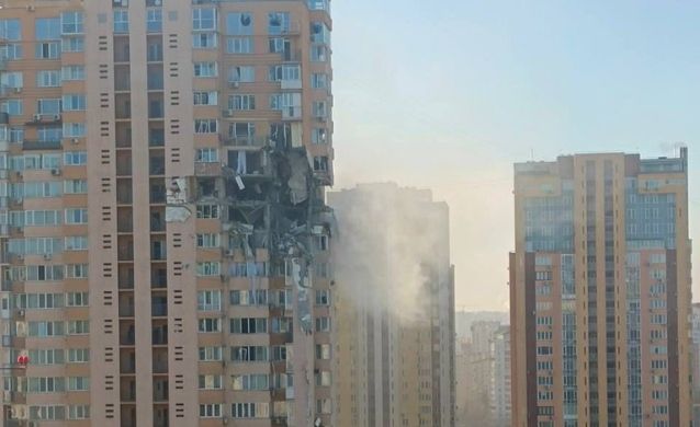 Presunto misil ruso impacta contra edificio residencial en Kiev