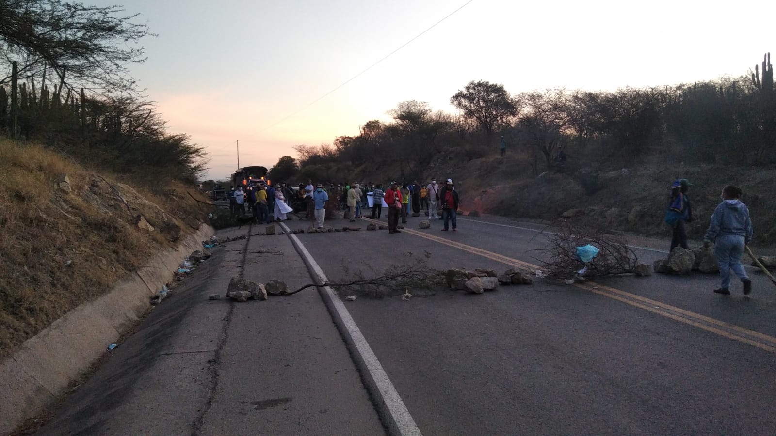 Bloqueo de la vía nacional en Papayal (Barrancas), por protesta indígena