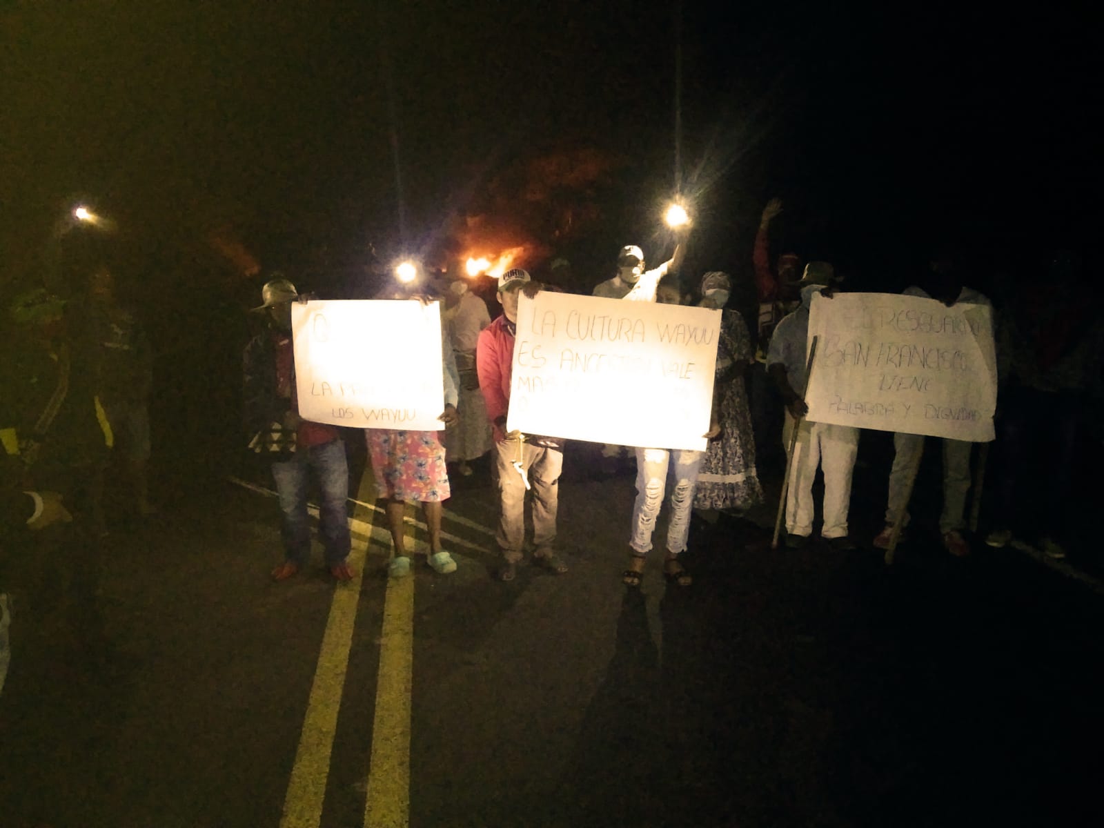 Bloqueo de la vía nacional en Papayal (Barrancas), por protesta indígena