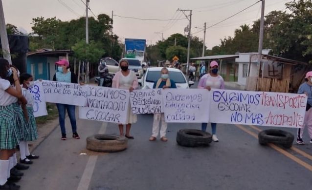 Bloqueada la Troncal del Caribe por protesta de padres de familia y estudiantes