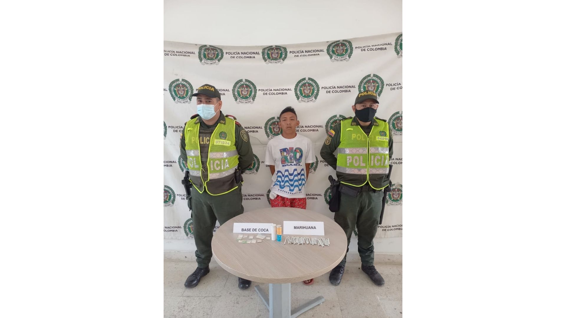 Capturado con 12 cigarrillos de marihuana y 12 papeletas de coca en Riohacha