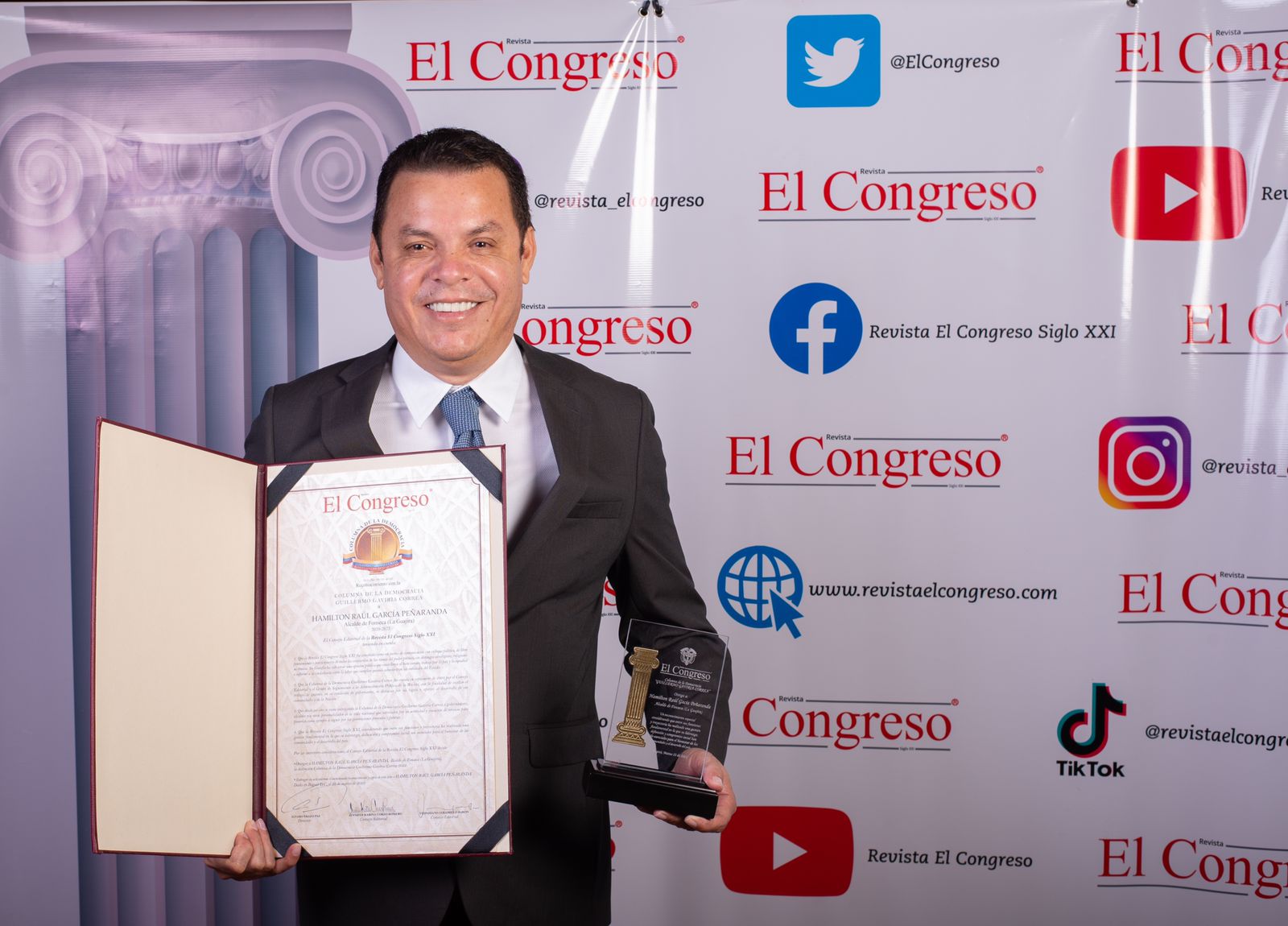 Alcalde de Fonseca, galardonado con Columna de la Democracia Guillermo Gaviria Correa