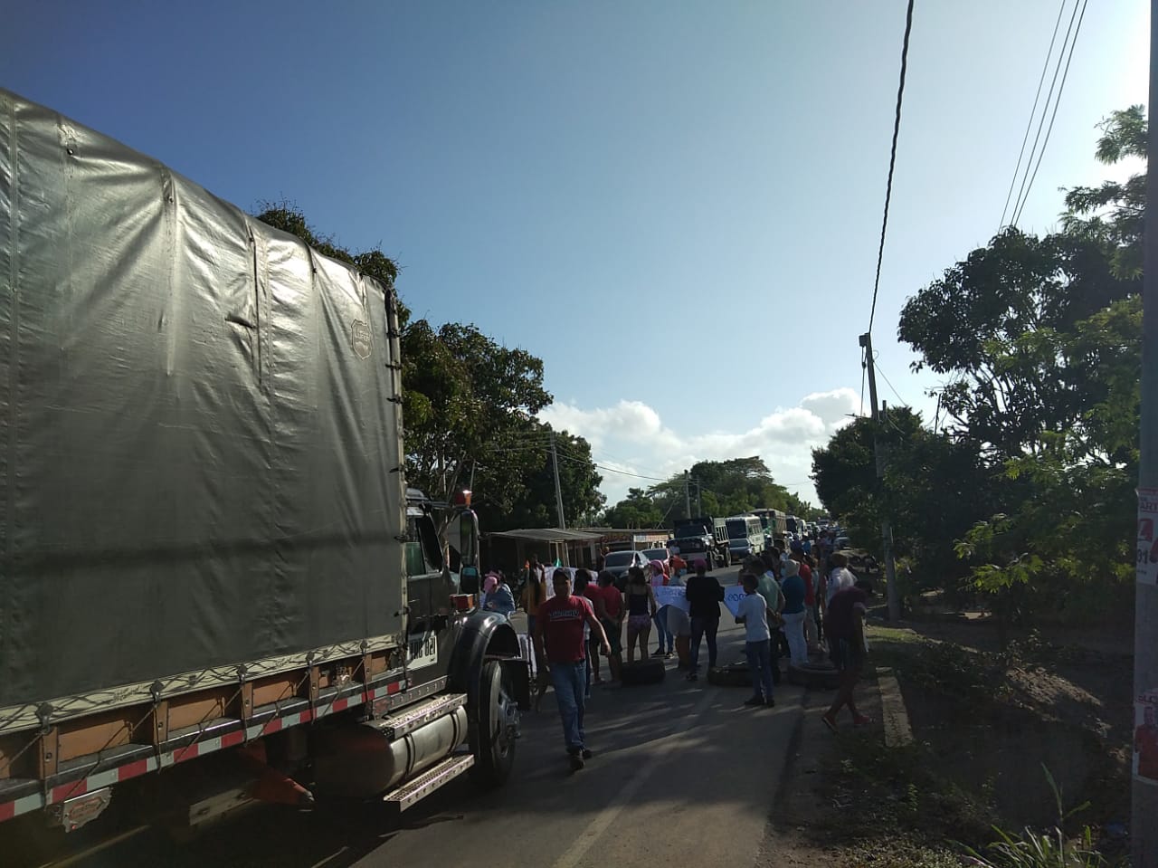 Alcaldía de Riohacha logra acuerdo con padres de familia, para levantar bloqueo