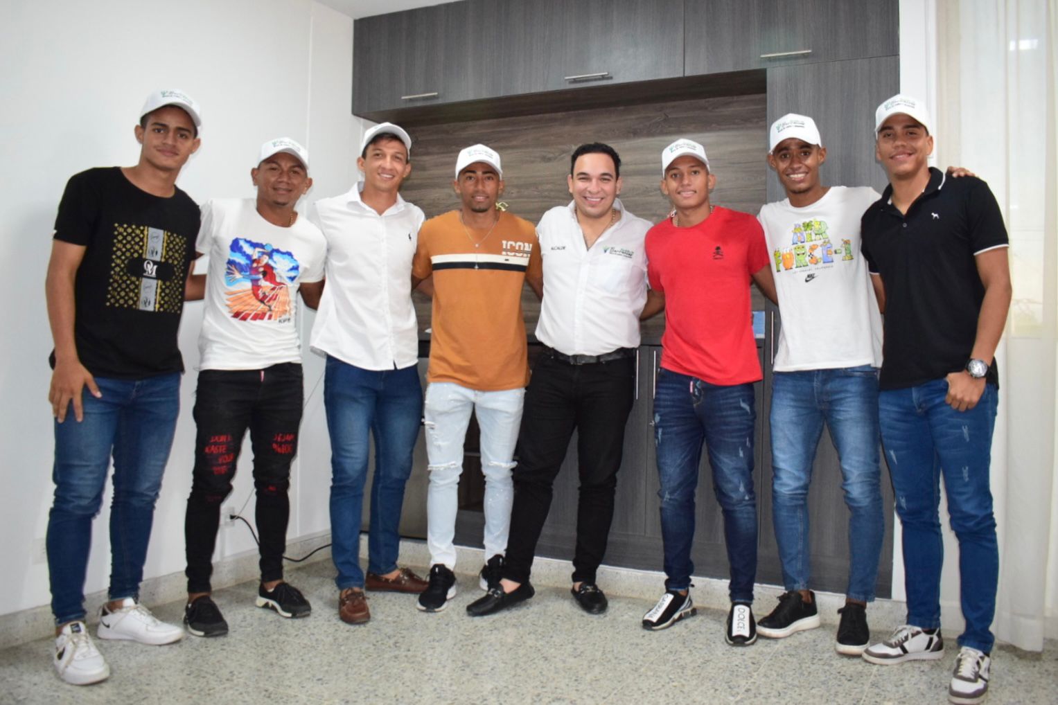 Alcalde de Barrancas respalda a futbolistas para viajar a Portugal