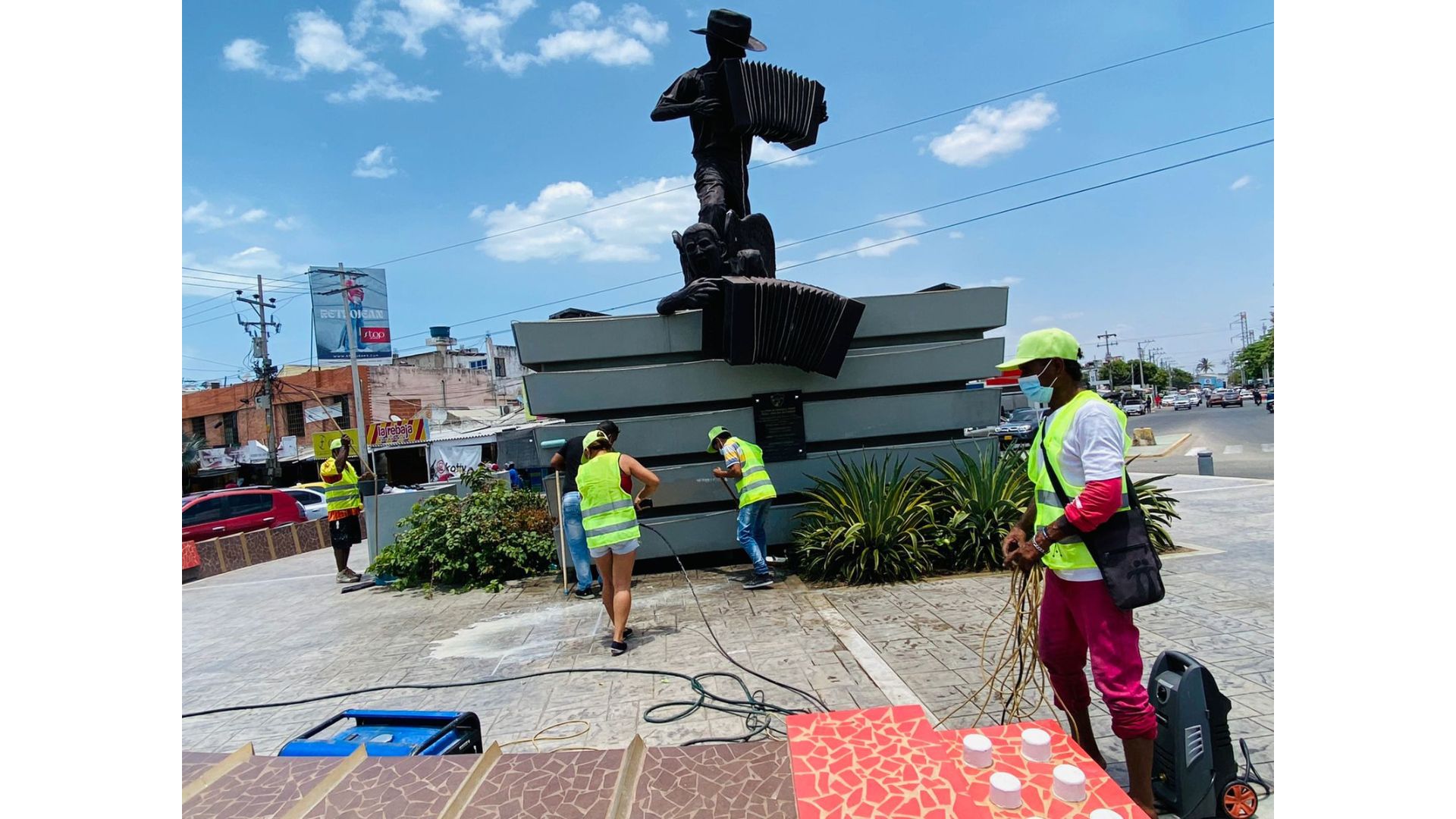 Monumento ‘Francisco El Hombre’: con nuevos aires tras una jornada de limpieza y embellecimiento