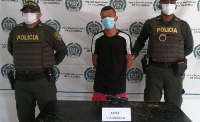 Sujeto es capturado por atracar a ciudadano usando un arma traumática