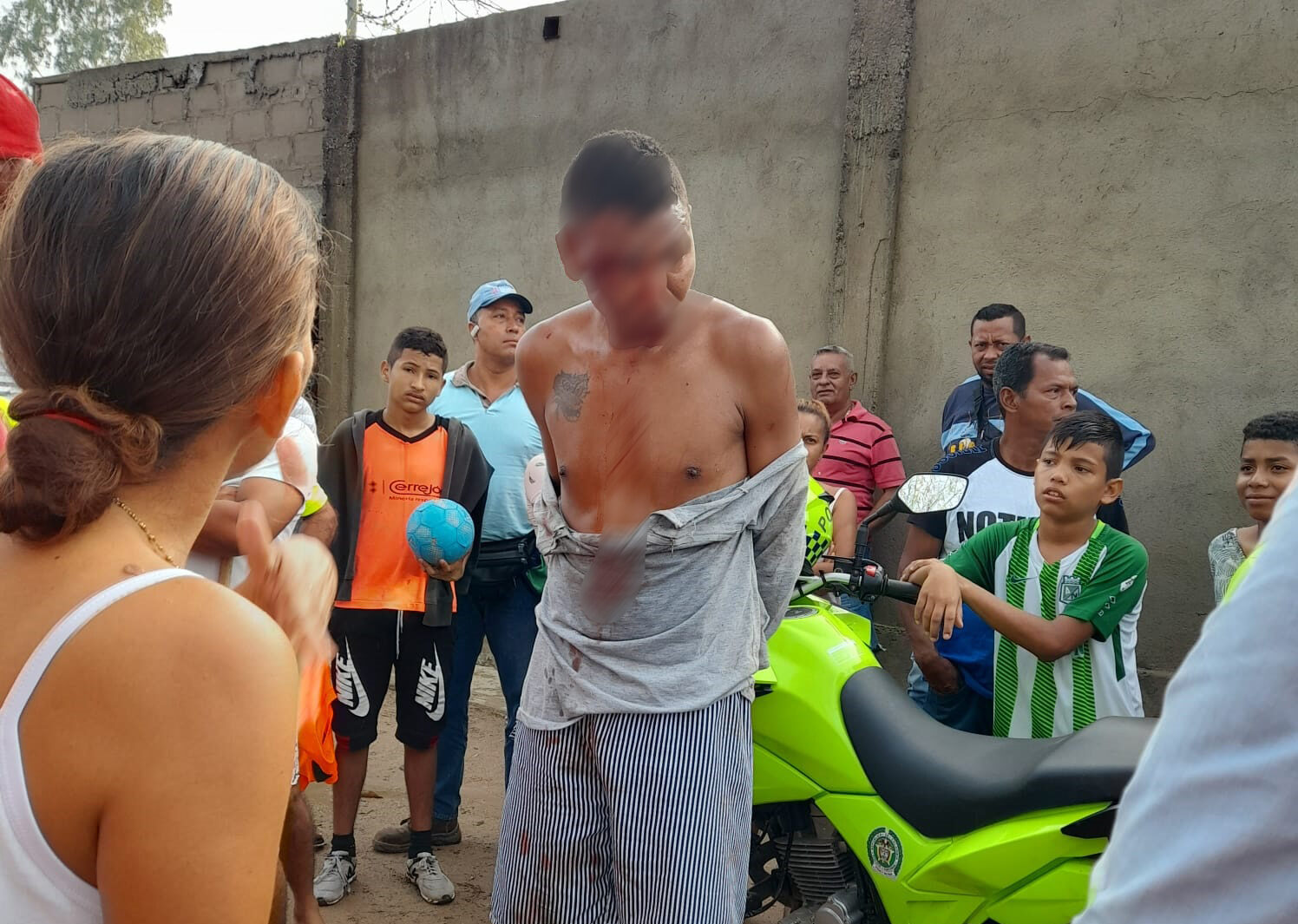 Comunidad arremete contra joven que había raptado dos niños en colegio de Albania