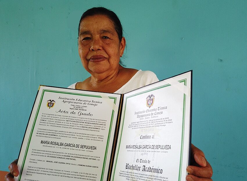 Nunca es tarde: A sus 68 años, mujer excombatiente se graduó de bachiller