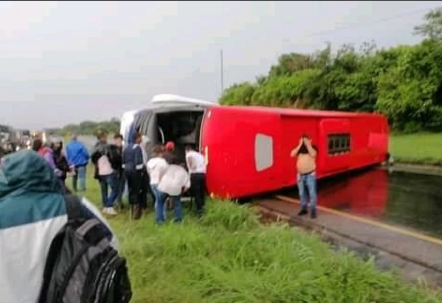 Un conductor fallecido y varios pasajeros heridos deja accidente de bus en el sur del Cesar