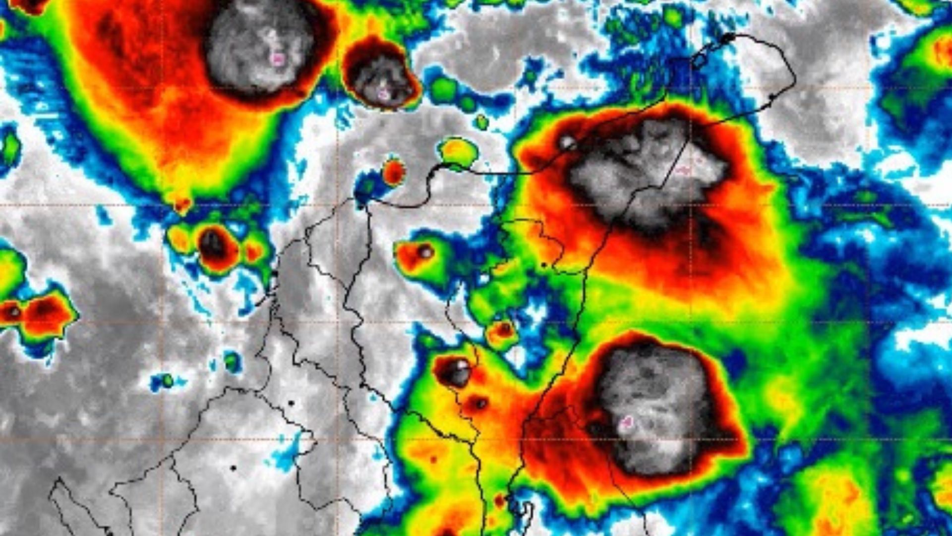 Onda tropical tiene bajo las aguas a poblaciones en el Caribe colombiano: esta semana seguirá lloviendo