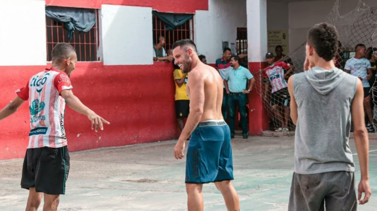 Sebastián Viera visitó la cárcel Modelo y jugó un partido de fútbol con los reclusos