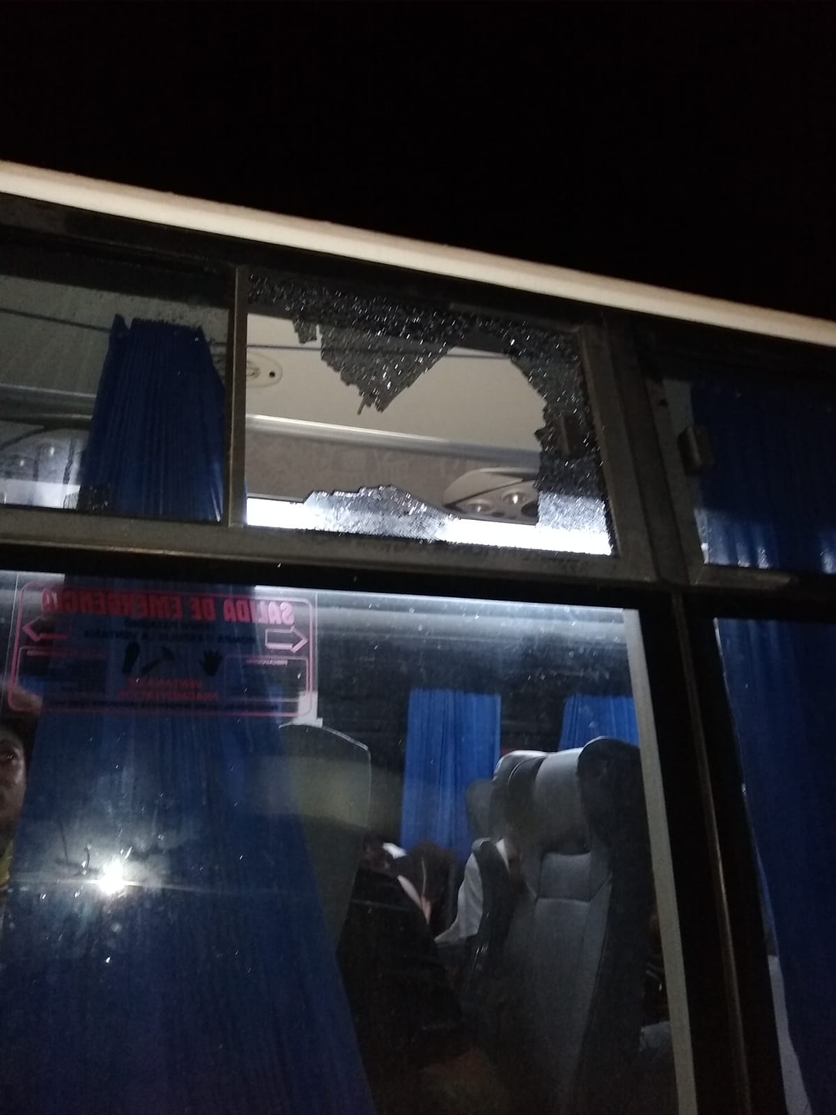 Atacan a piedras bus de la Universidad de La Guajira, en la comuna diez de Riohacha