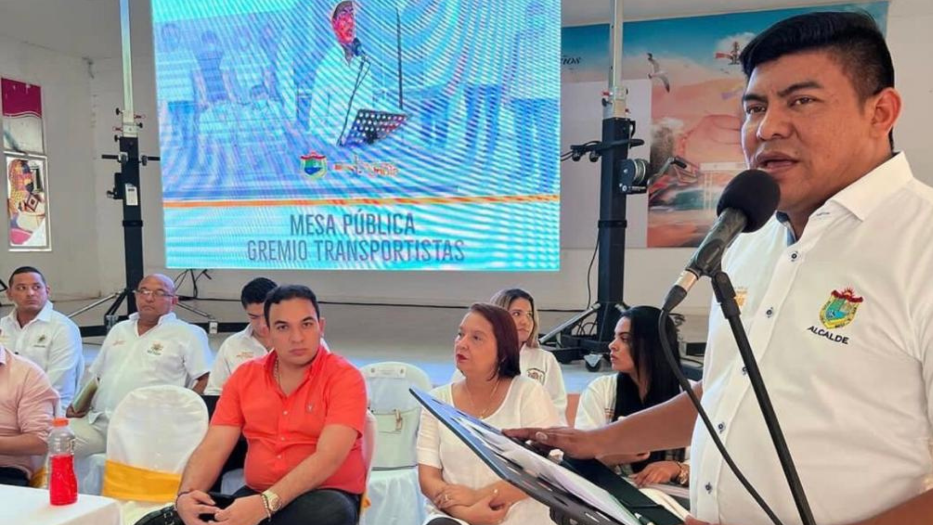 Viceministro ratifica compromiso con el gremio de transportadores de Uribia