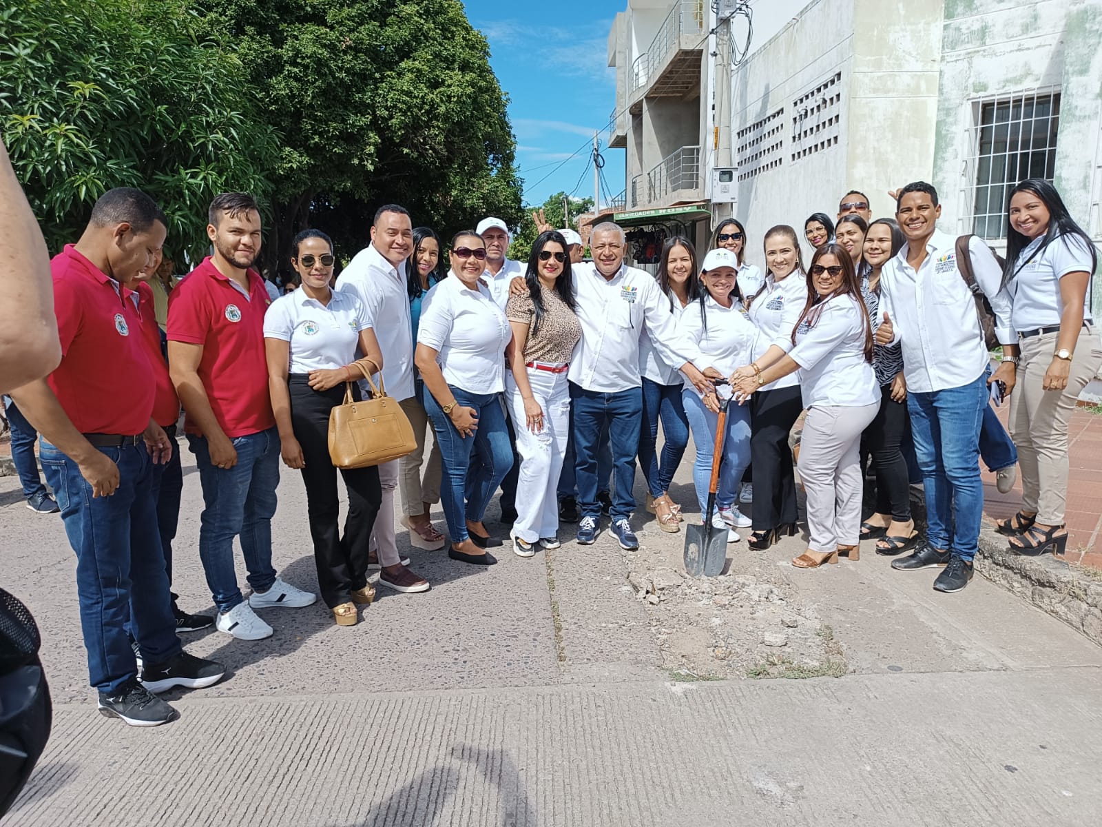Colocan primera piedra a la remodelación de la avenida ‘Eduardo Abuchaibe’ de Urumita