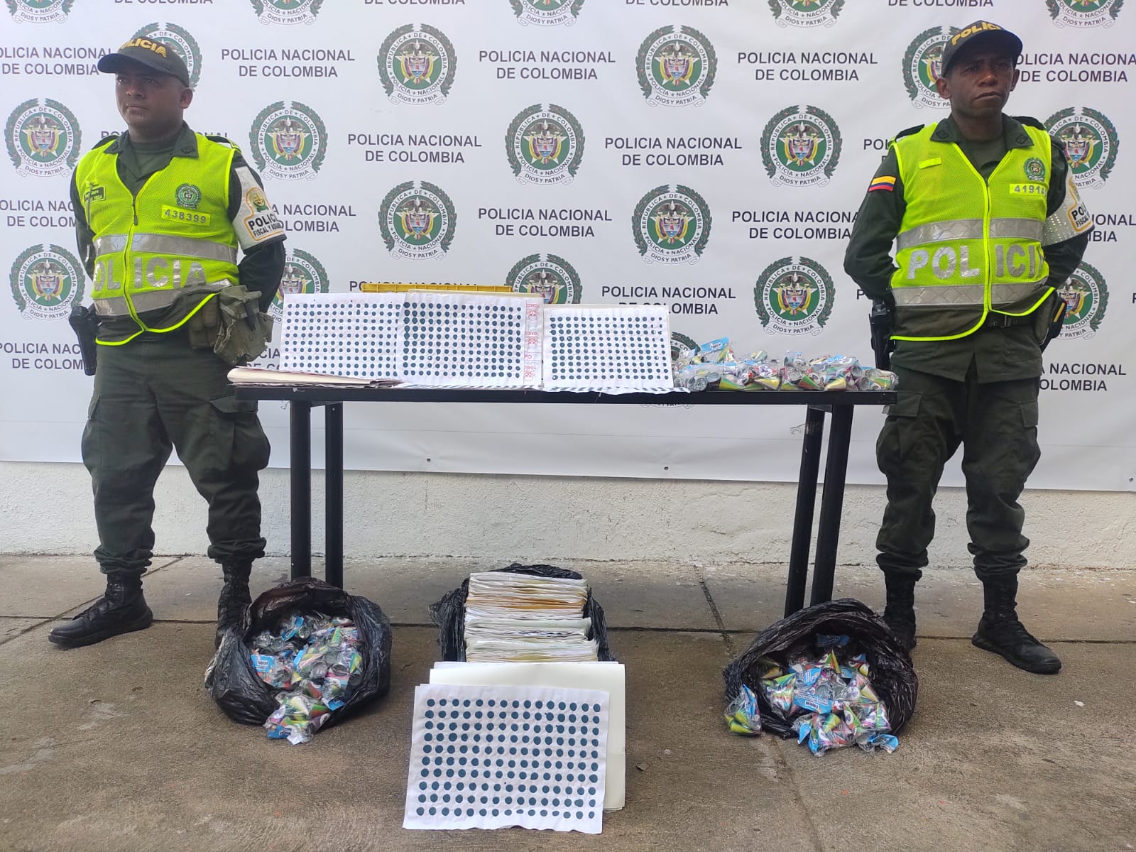 Polfa incautó 25.000 unidades de pólvora que eran movilizados en un bus