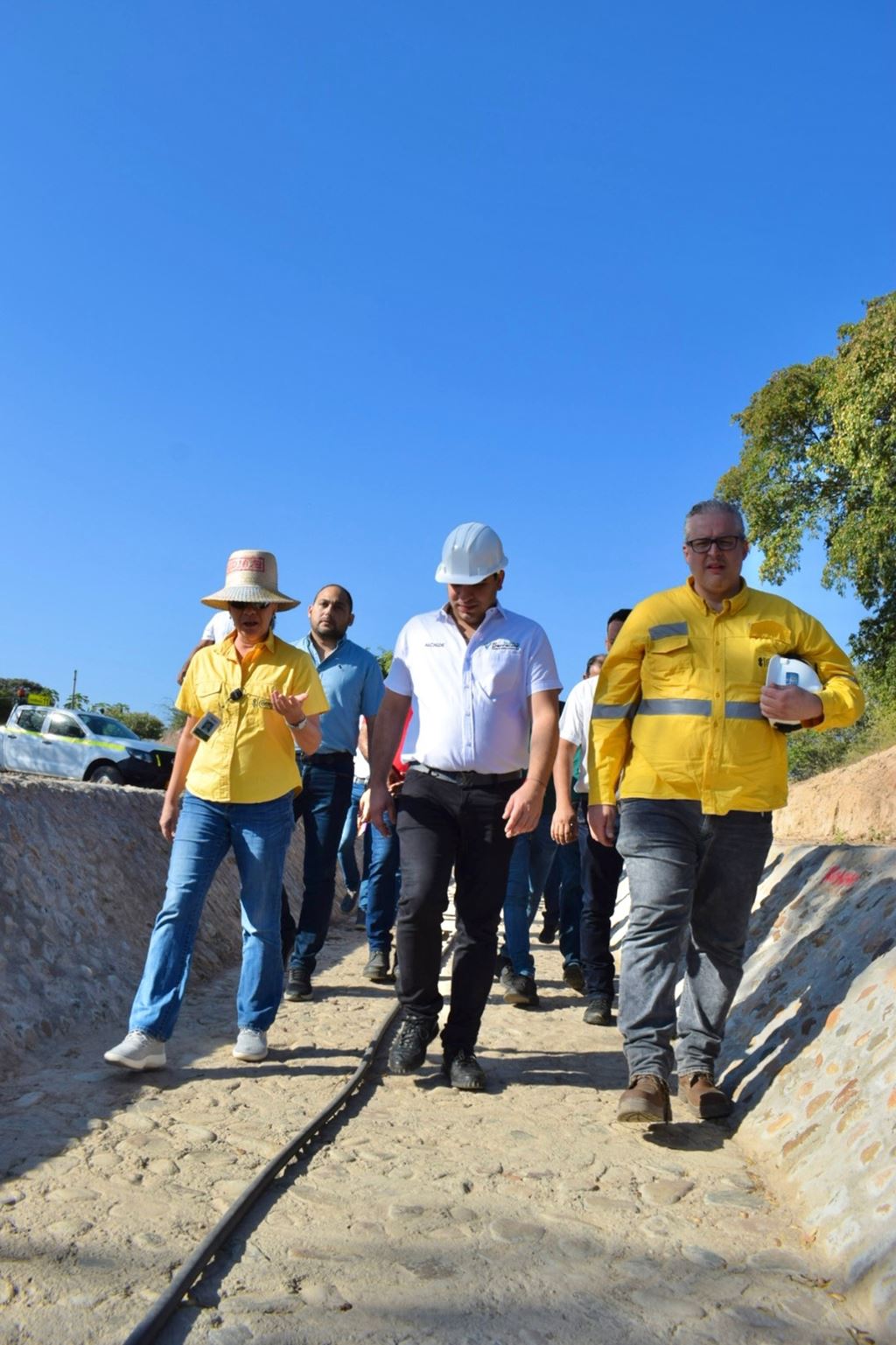 Alcalde de Barrancas y presidenta de Cerrejón visitaron obra en la comunidad de Las Casitas