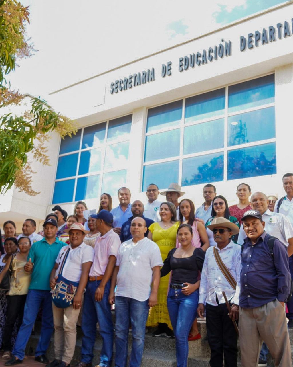 Gobernador (e) de La Guajira entrega a autoridades wayuú decretos de  creación de centros etnoeducativos