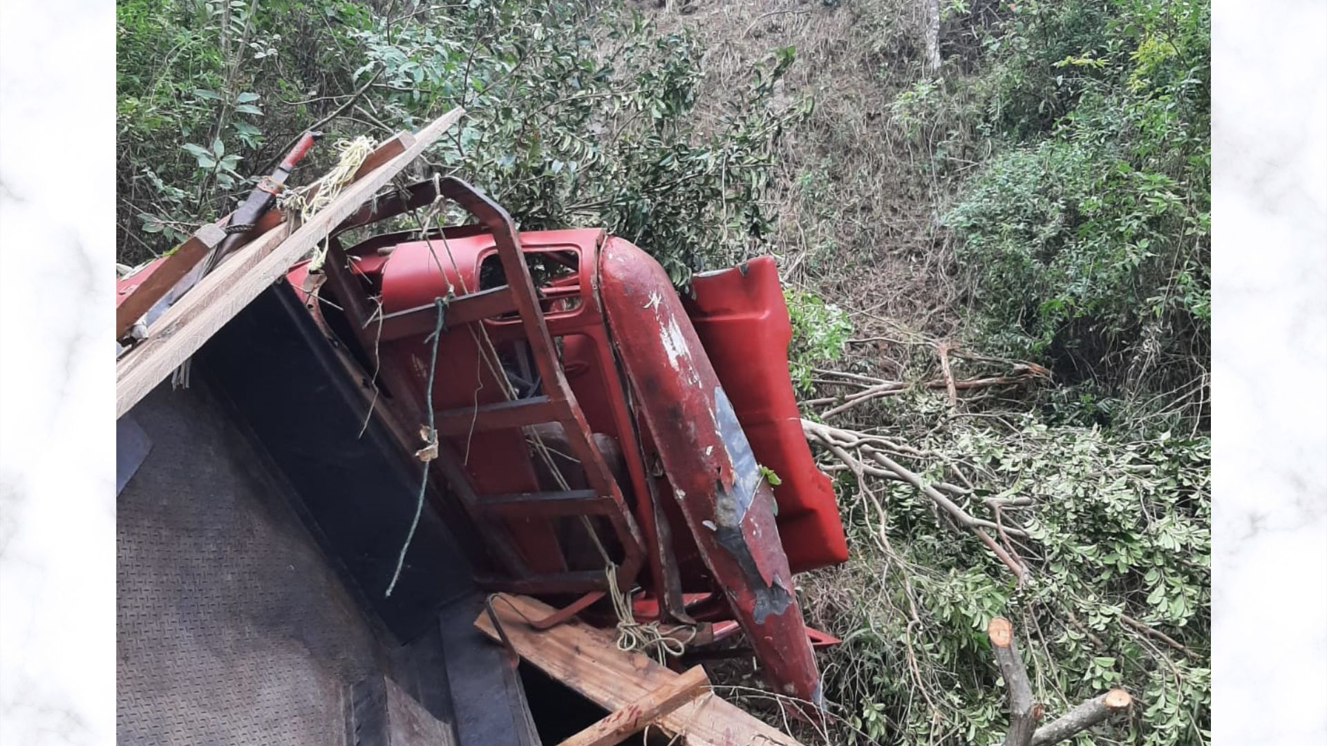 Camioneta rodó por abismo de 30 metros en la Serranía del Perijá: dos heridos