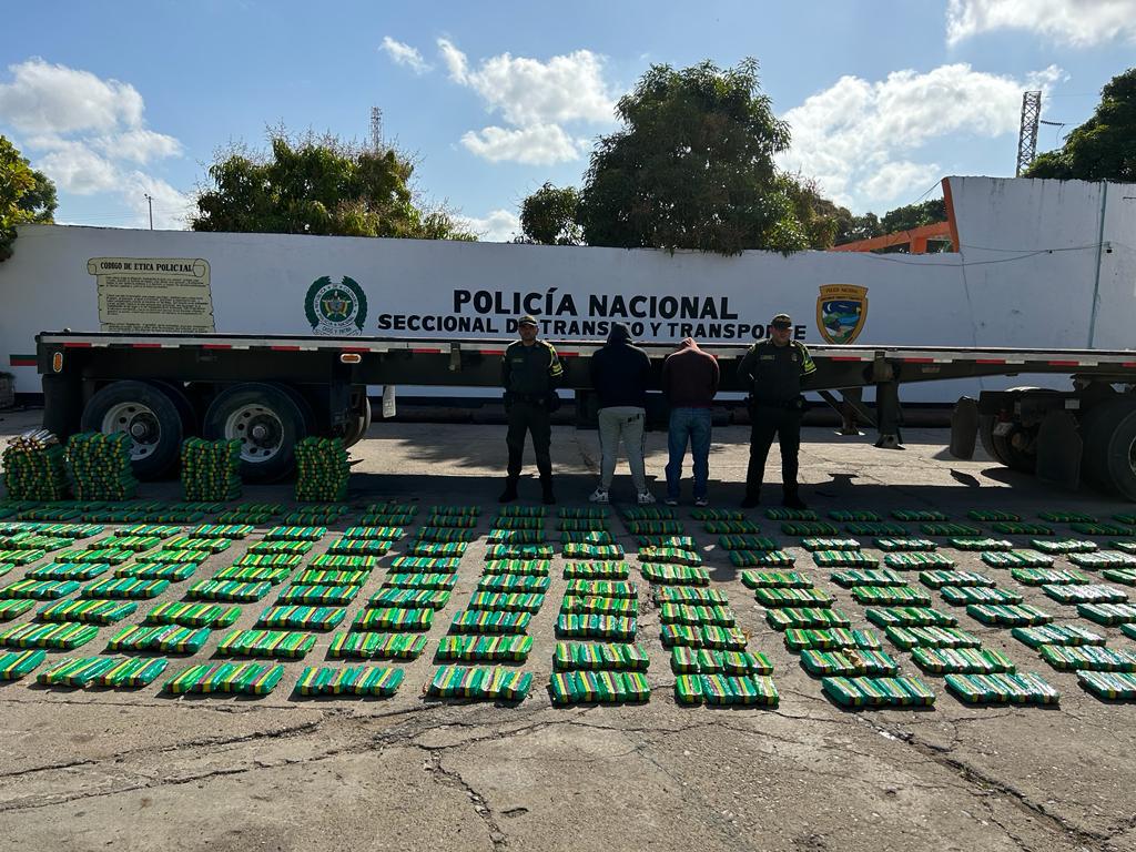 En la vía Palomino – Riohacha capturan a dos hombres con 1.158 paquetes de marihuana