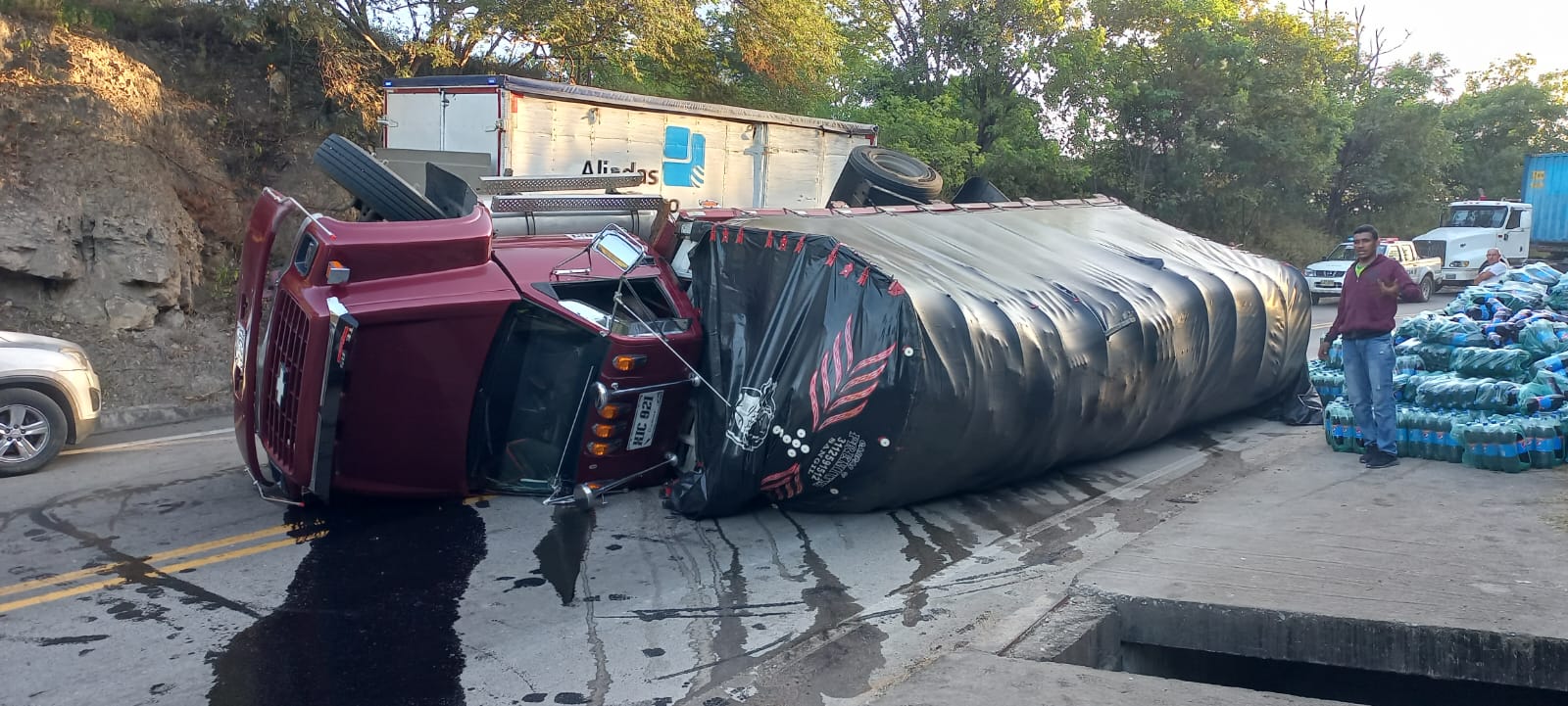 Tractomula cargada de gaseosas se volcó en la curva de Cuestecita