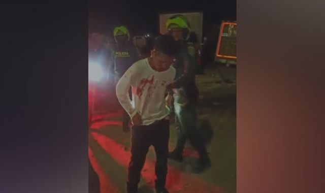 (VIDEO) Tras hurtar una moto, sujeto se salva de ser linchado por la comunidad del barrio Los Deseos de Riohacha