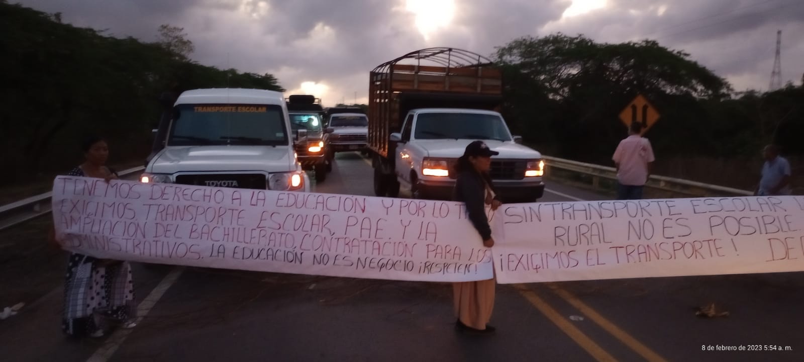 Para exigir transporte escolar y el PAE, comunidad educativa de Albania bloquea la vía Riohacha- Maicao