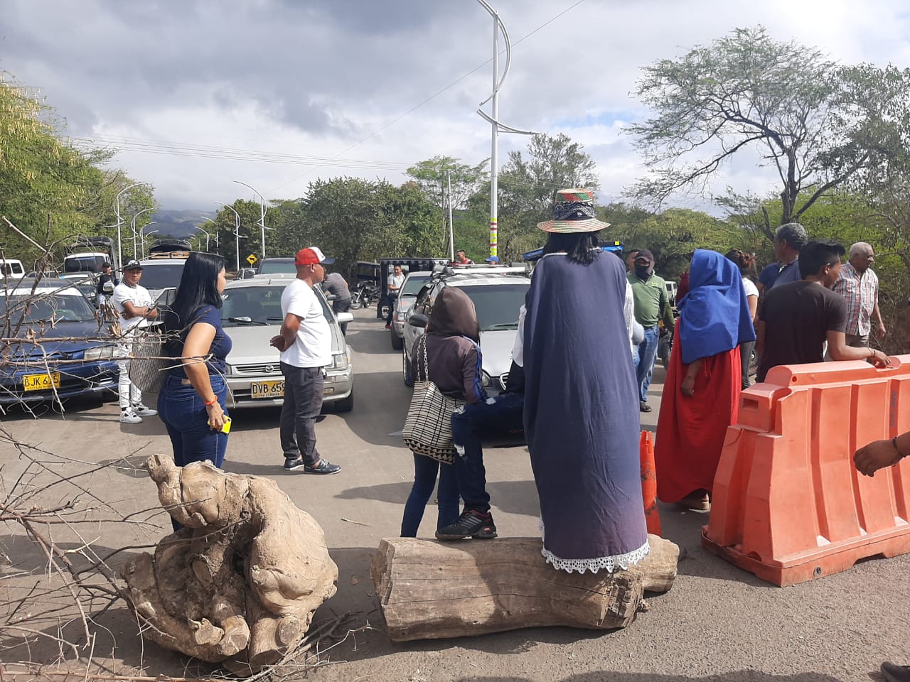 Usuarios y conductores de las vías bloqueadas en La Guajira claman para que les permitan el paso y continuar la marcha