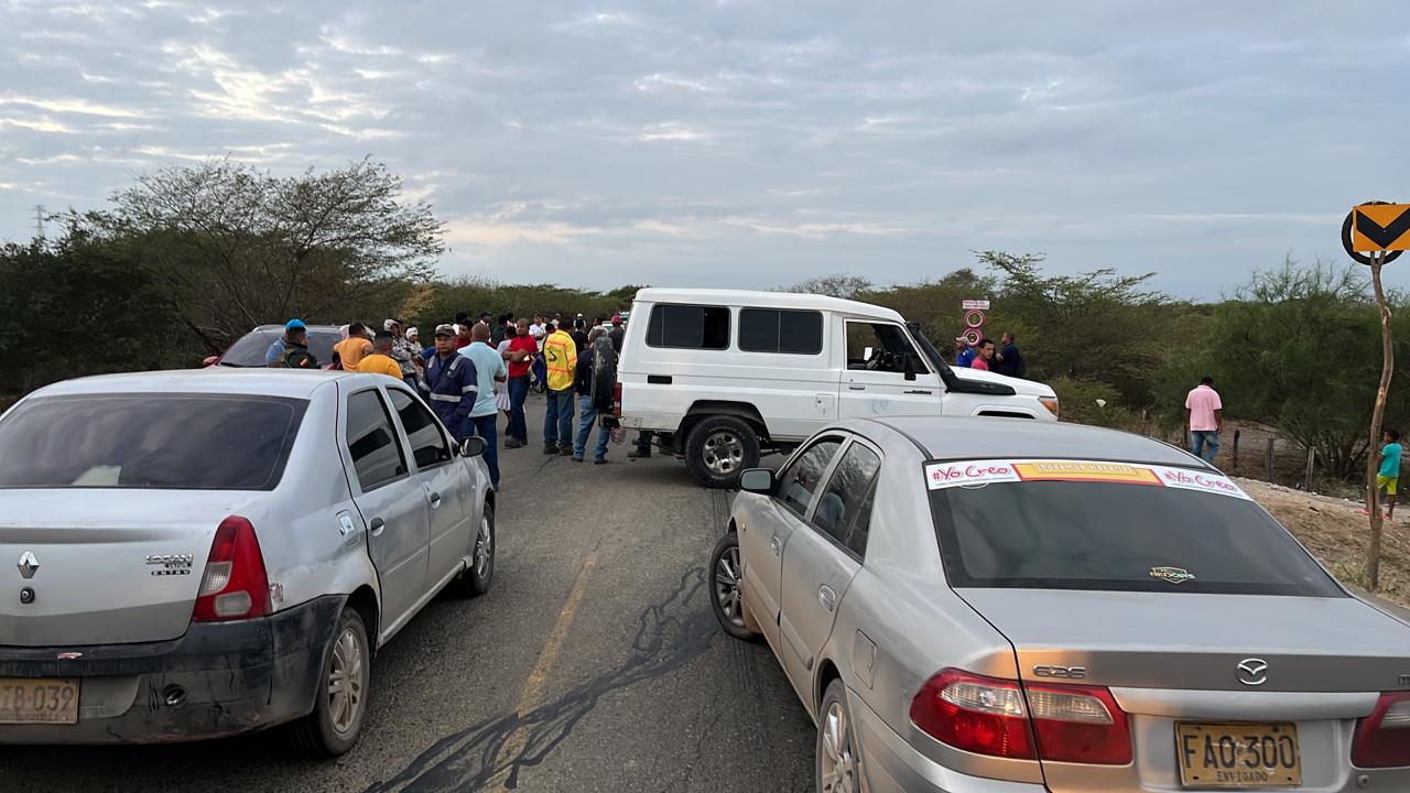Docentes y comunidades indígenas bloquean varias vías de La Guajira y se tomaron algunas alcaldías