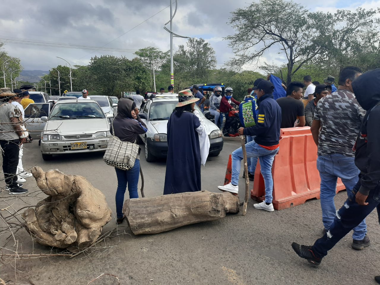 Continúa bloqueo entre Cuestecita y Hatonuevo