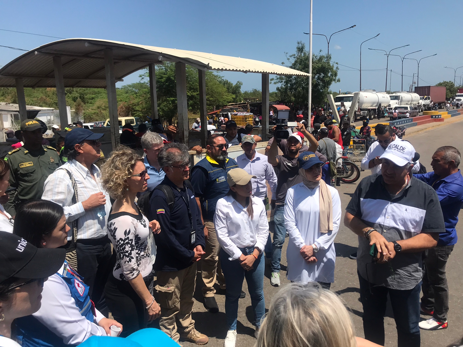 Gobernadora de La Guajira recorre Paraguachón junto a embajadores y funcionarios de varios países