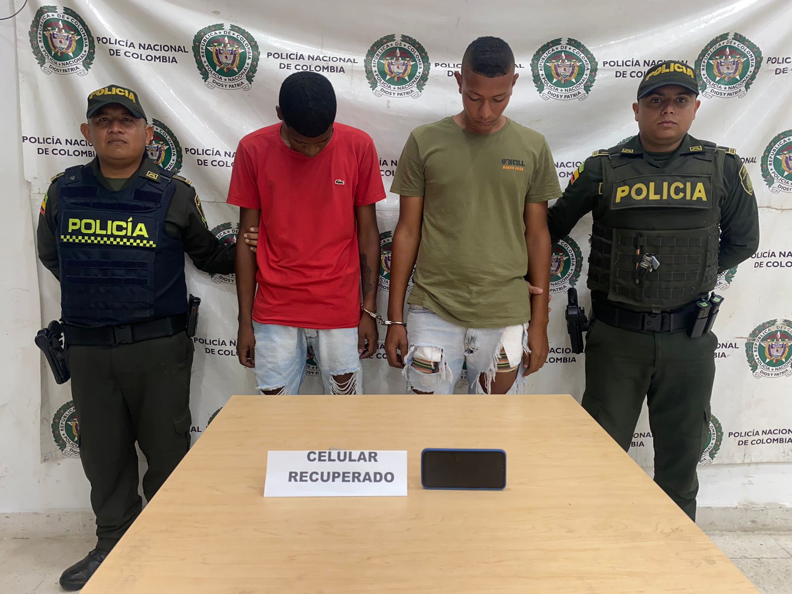 Policía captura a dos personas luego de atracar a un ciudadano y robarle un teléfono celular en Riohacha