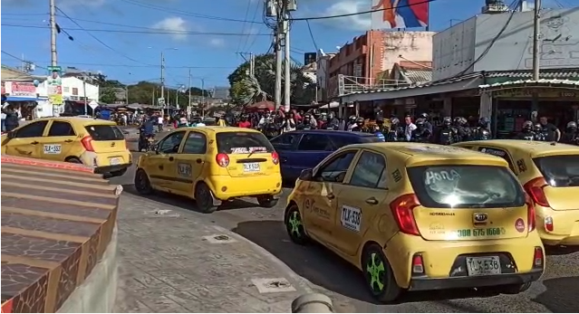 Taxistas levantan bloqueos en las vías de Riohacha a Maicao, Valledupar  y Santa Marta, pero mantienen ‘Plan tortuga’ en la calle 15
