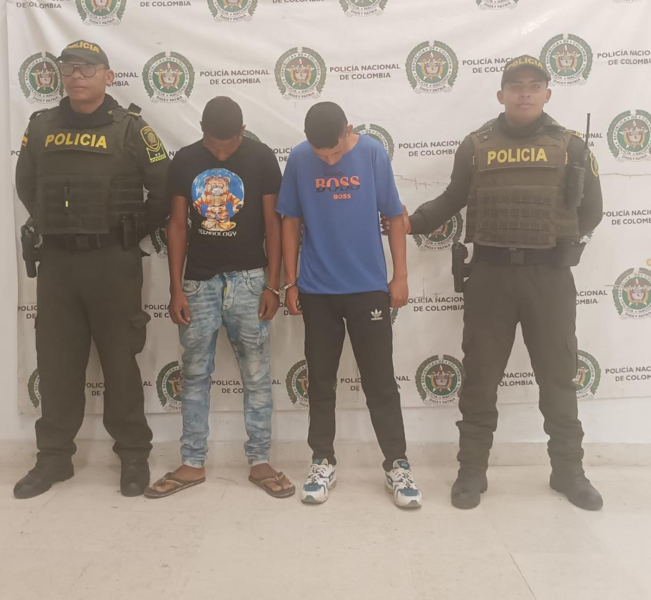 En inmediaciones de Camarones capturan a dos hombres que hurtaron una moto a mano armada