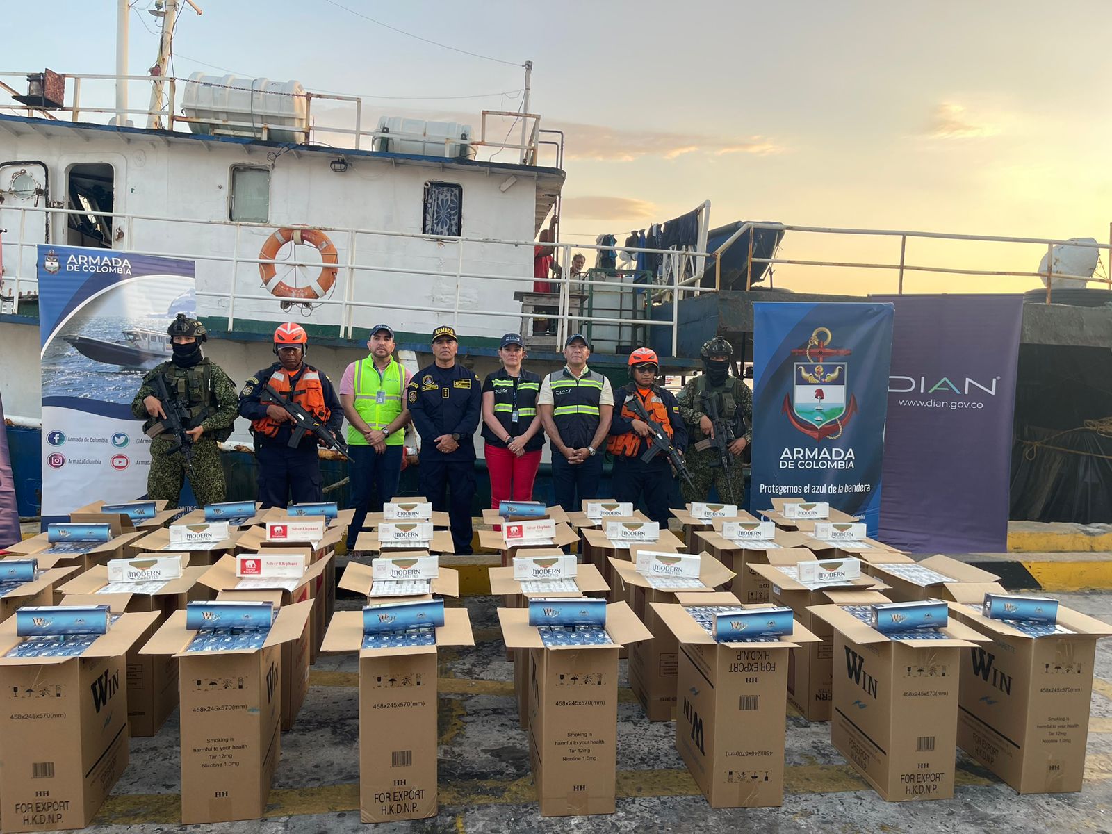 Incautan 1.670.000 cajas de cigarrillos que eran transportadas en una motonave en aguas de Puerto Estrella