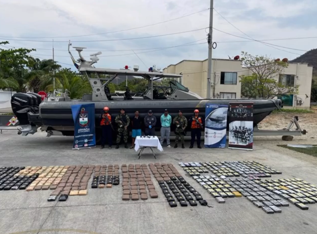 Armada de Colombia incautó más de 342 kilos de estupefacientes luego de persecución en aguas de La Guajira