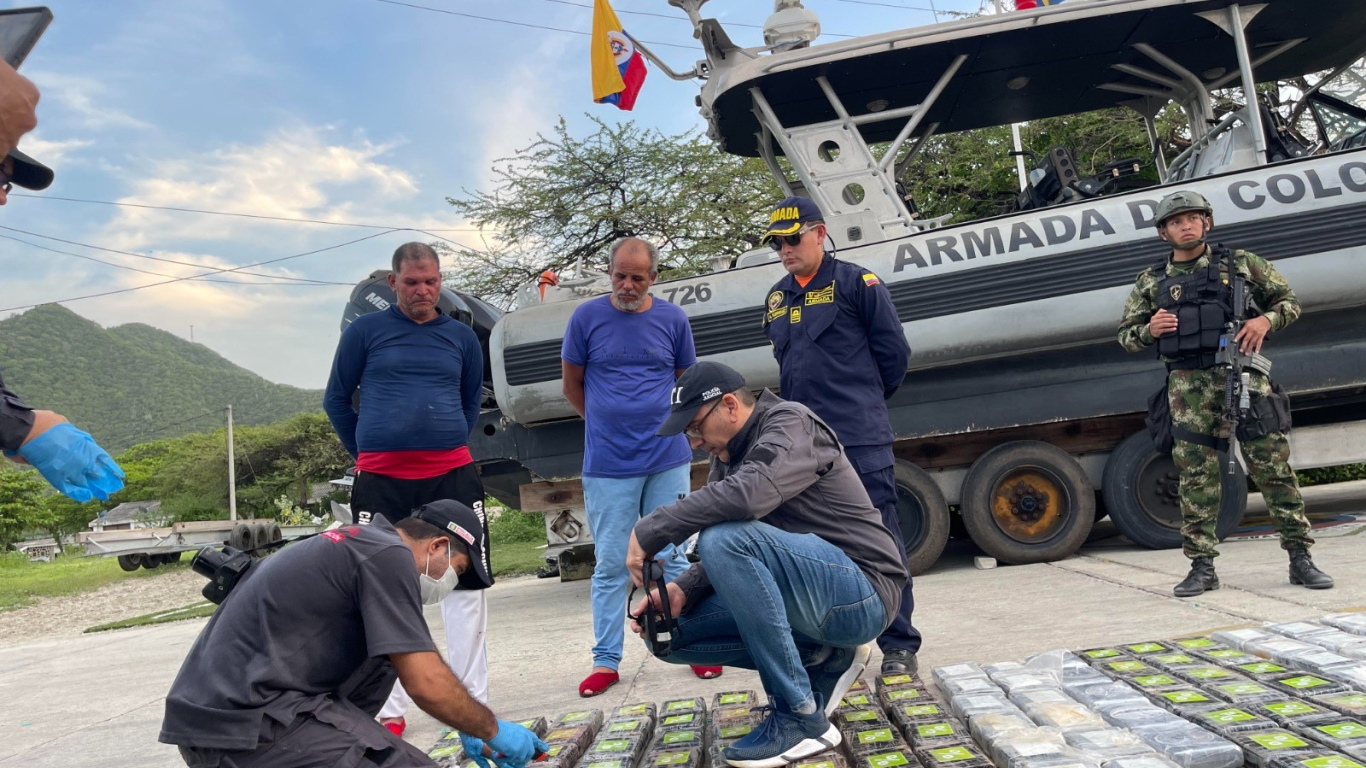 Incautan más de 331 kilos de coca transportados en lancha rápida en el mar Caribe frente a Riohacha