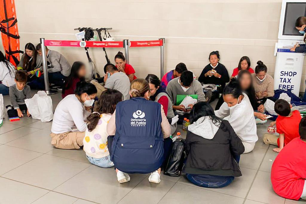 Migrantes colombianos retornados desde EE. UU denuncian que fueron tratados como delincuentes