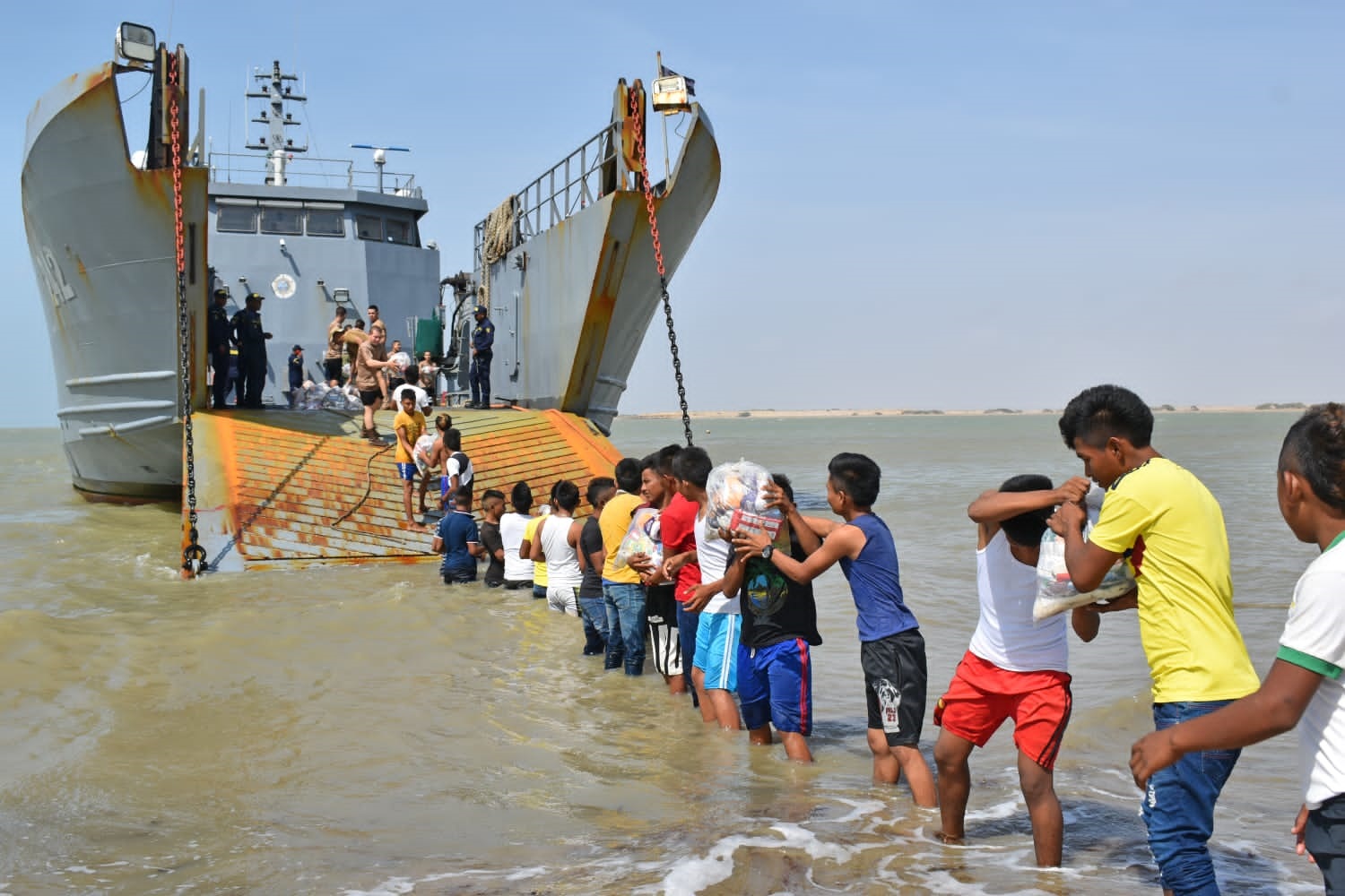 Armada transportó 25 mil litros de agua desde Cartagena a la Alta Guajira