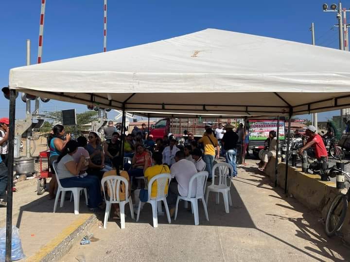Habitantes de Uribia mantienen  bloqueo en la vía férrea para exigir un mejor servicio de energía