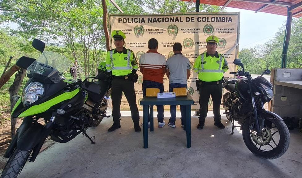 En zona rural de Hatonuevo, capturan a dos hombres con dos kilos de cocaína