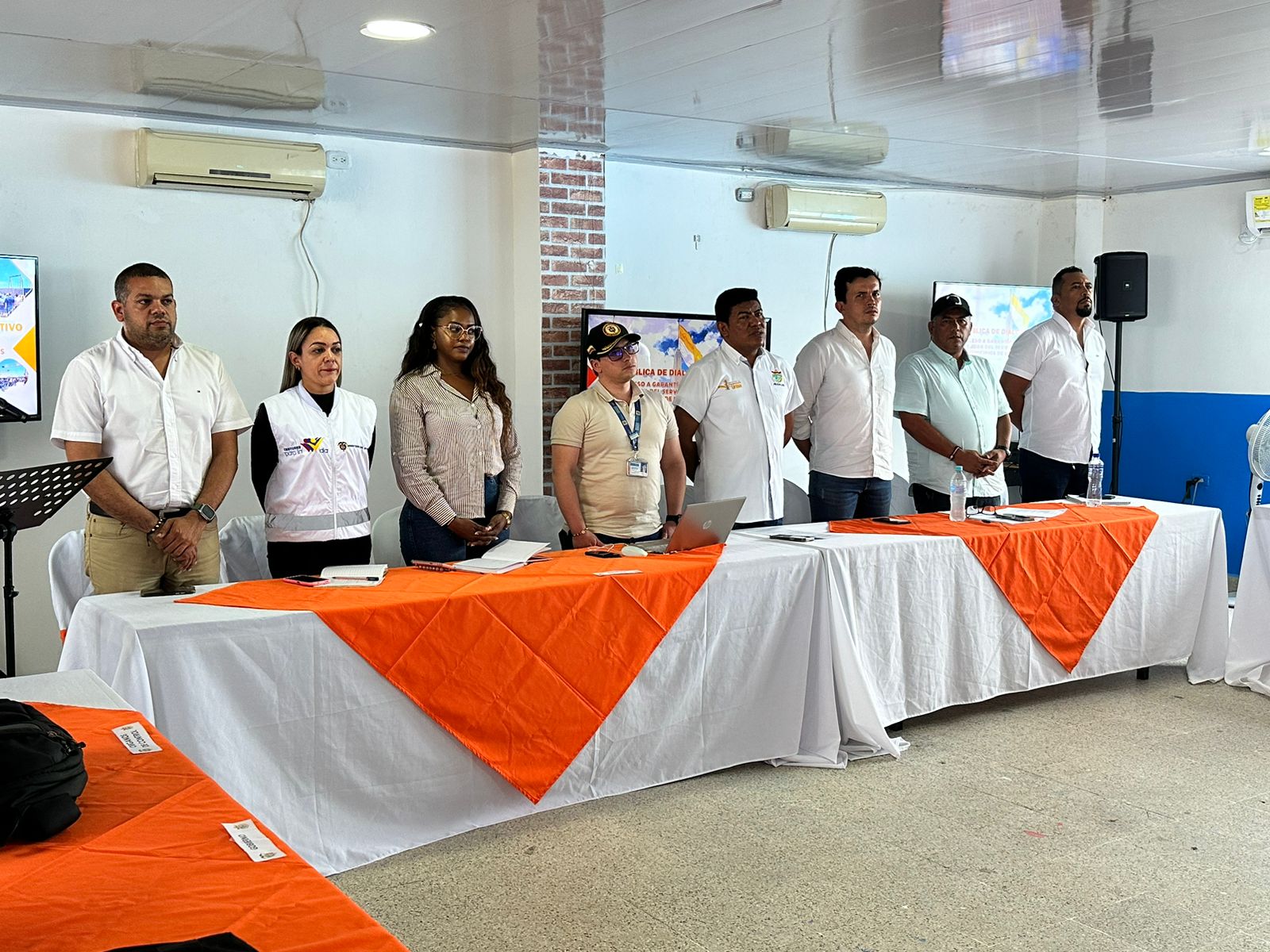 Comerciantes y comunidades de Uribia y Manaure acuerdan avances para mejorar el servicio de energía en Mesa de Trabajo